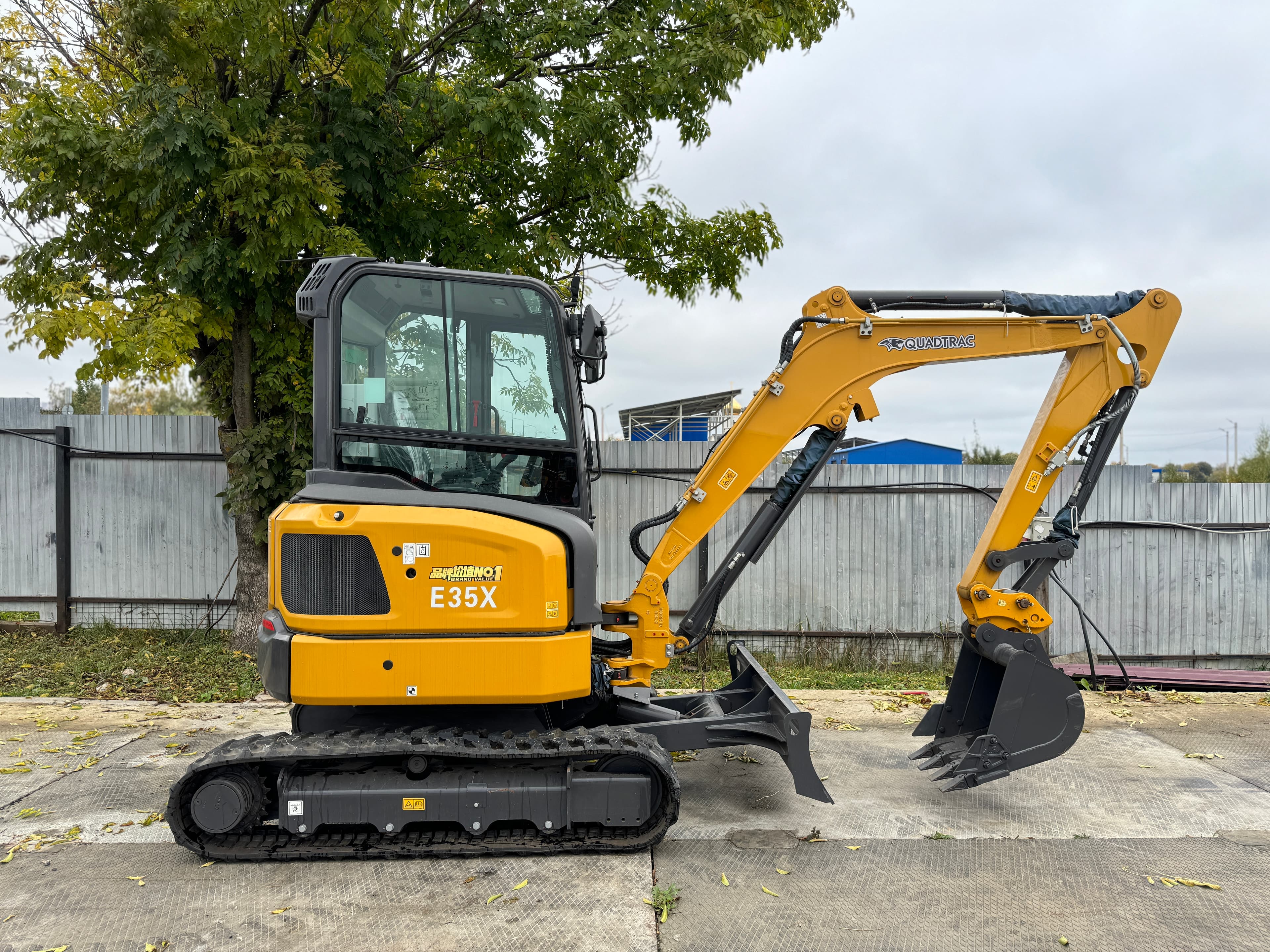 Мини-экскаватор QUADTRAC E35XU