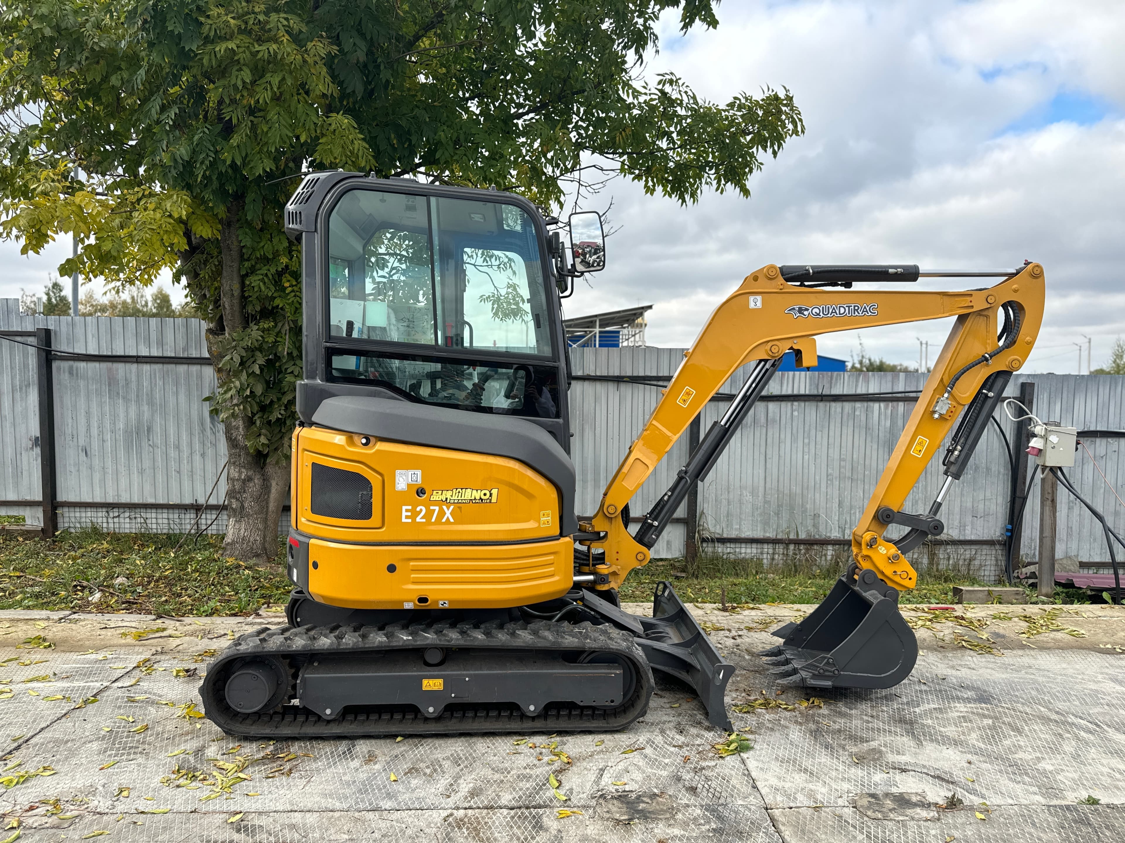 Мини-экскаватор QUADTRAC E27XU