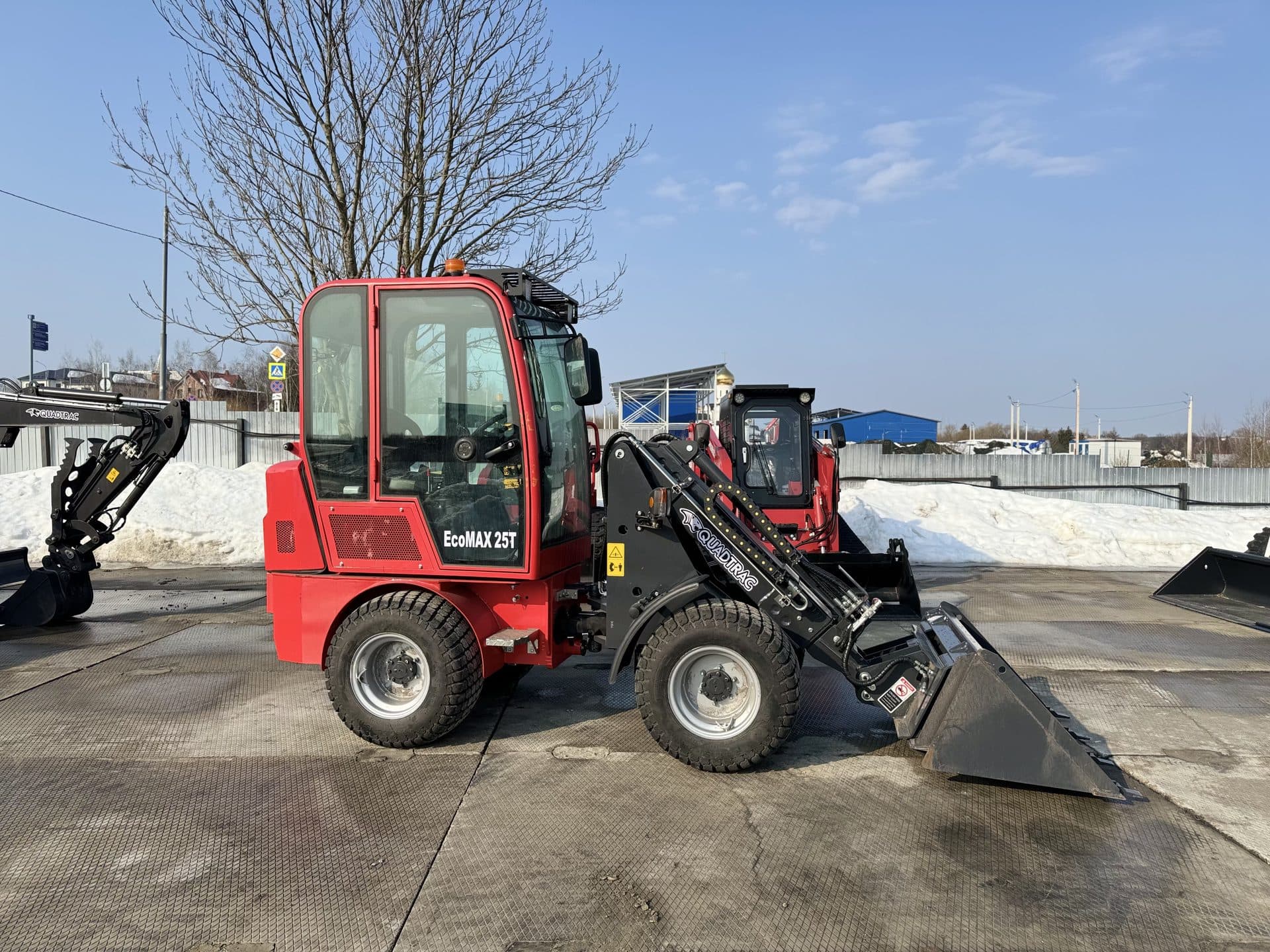 Электрический мини-погрузчик QUADTRAC EcoMax25T, вес, кг 2100, высота подъема, мм 3200